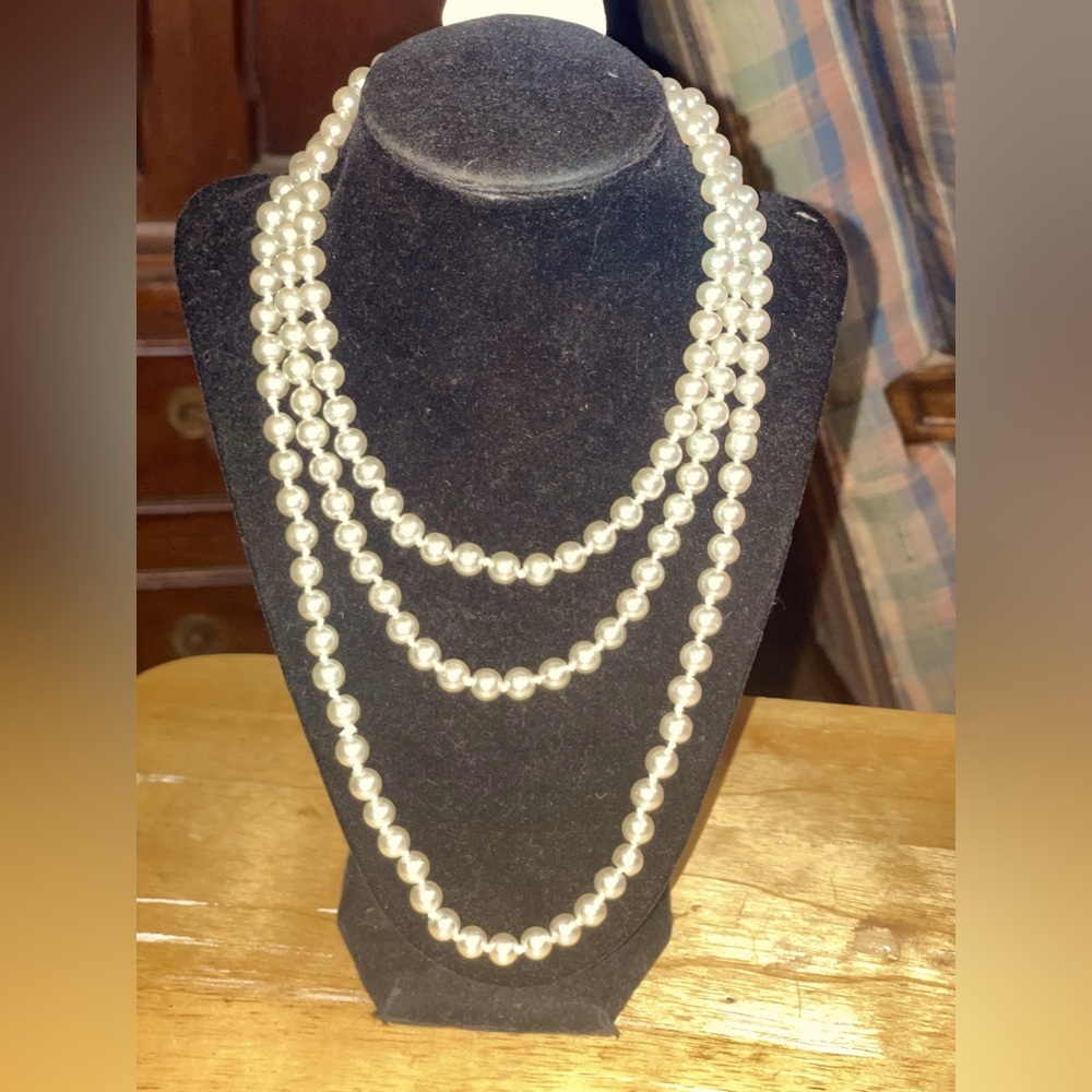 Stunning Nwt layering faux pearl necklace